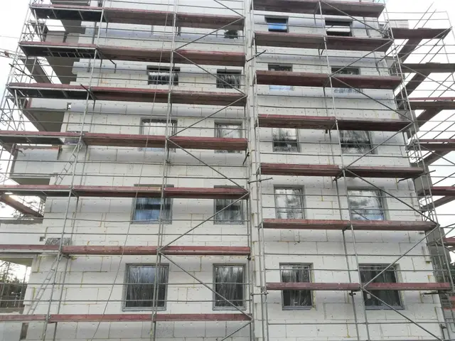 Budynek S18, 16.01.2023: Zamontowanie stolarki okiennej w budynku.