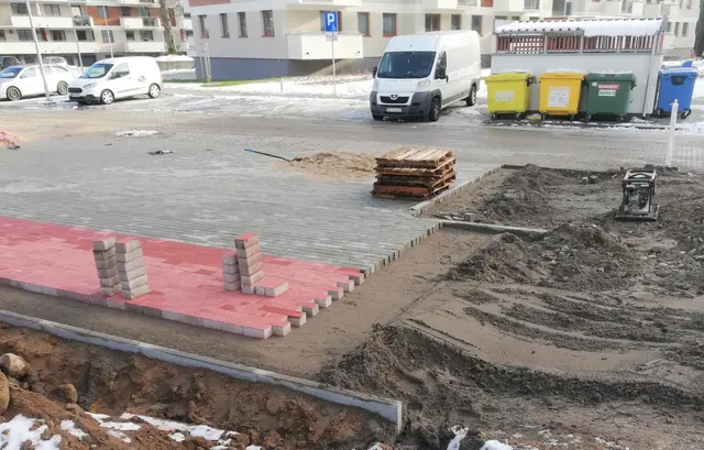 Budynek S18, 01.02.2023: Prace brukarskie związane z wykonaniem chodnika i ścieżki rowerowej w ramach realizacji Inwestycji.