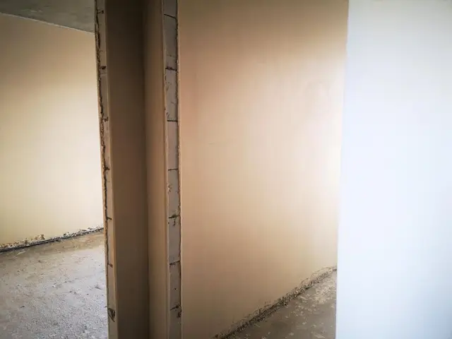 Budynek S18, 06.03.2023: Wykonanie tynków w lokalach mieszkalnych na parterze.