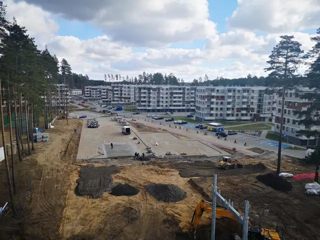 Budynek S18, 06.03.2023: Prace ziemne i brukarskie w zakresie wykonania nawierzchni parkingu w pobliżu budynku.