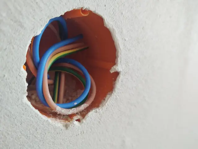 Budynek S18, 12.04.2023: Przygotowanie instalacji elektrycznych do montażu osprzętu - parter.
