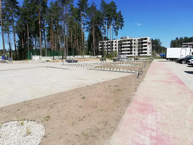Budynek S18, 08.05.2023: Prace w zakresie zagospodarowania terenu przy parkingu od strony wschodniej budynku.