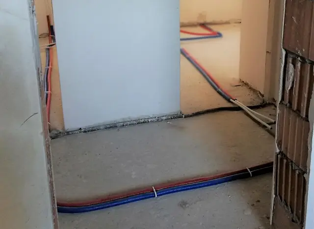 Budynek S18, 08.05.2023: Rozprowadzenie instalacji centralnego ogrzewania i instalacji wodnej w lokalach mieszkalnych na parterze i pierwszym piętrze.