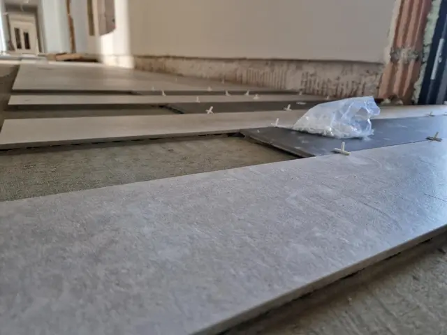 Budynek S18, 20.07.2023: Układanie płytek gresowych w częściach wspólnych budynku.