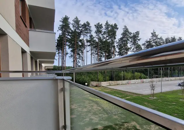 Budynek S18, 24.08.2023: Wykonanie szklenia balustrad balkonowych