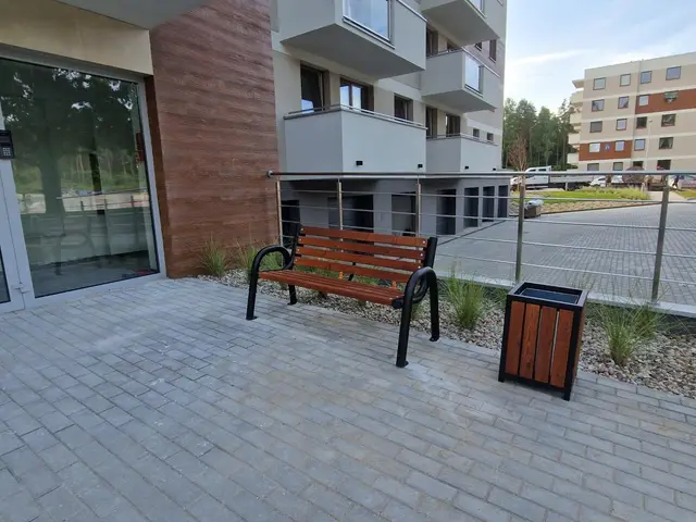 Budynek S18, 24.08.2023: Zamontowanie elementów małej architektury.