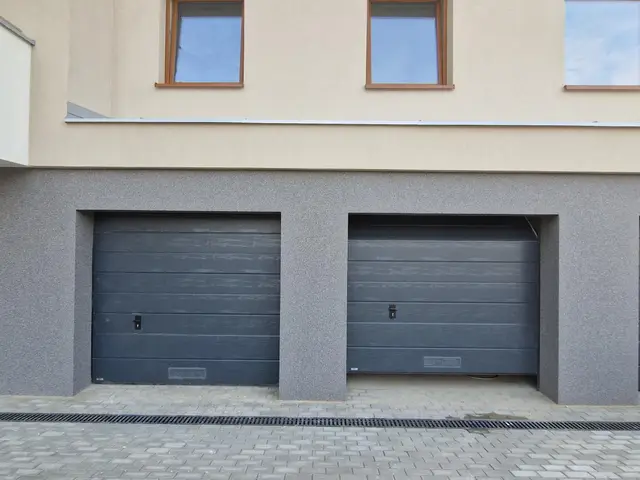 Budynek S18, 24.08.2023: Zamontowanie bram garażowych.