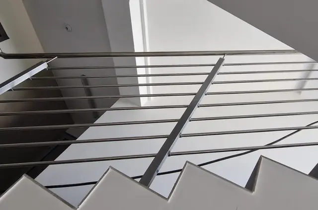 Budynek S18, 24.08.2023: Zamontowanie balustrad klatki schodowej.