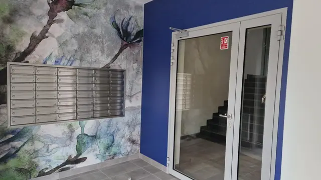 Budynek S18, 20.10.2023: Realizacja projektu aranżacji części wspólnych - wiatrołap.