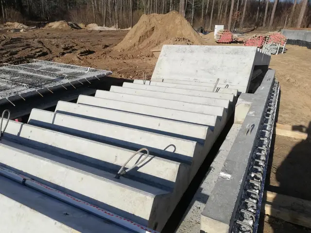 Budynek S17, 07.02.2024: Przygotowanie do wbudowania elementów prefabrykowanych - biegi schodowe i płyty stropowe.