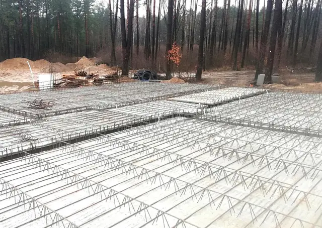 Budynek S17, 12.02.2024: Ułożenie płyt stropowych typu filigran nad kondygnacją podziemną - lewa bryła budynku.