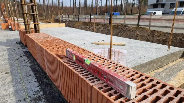 Budynek S17, 01.03.2024: Rozpoczęcie murowania ścian konstrukcyjnych na parterze - lewa bryła budynku.