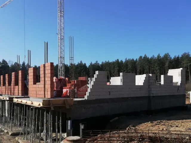 Budynek S17, 11.03.2024: Murowanie ścian konstrukcyjnych parteru.
