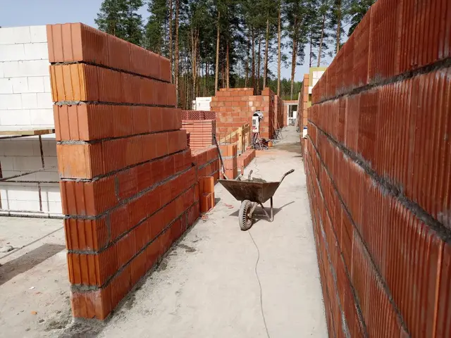 Budynek S17, 09.04.2024: Murowanie ścian konstrukcyjnych - pierwsze piętro.