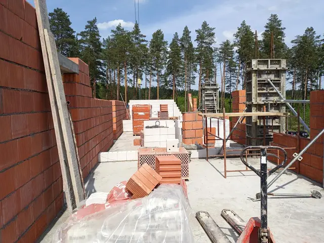Budynek S17, 29.04.2024: Murowanie ścian konstrukcyjnych - drugie piętro.