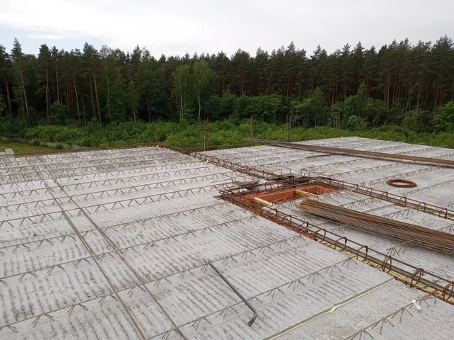 Budynek S17, 07.06.2024: Ułożenie płyt stropowych typu FILIGRAN - strop trzeciego piętra, prawa bryła budynku.