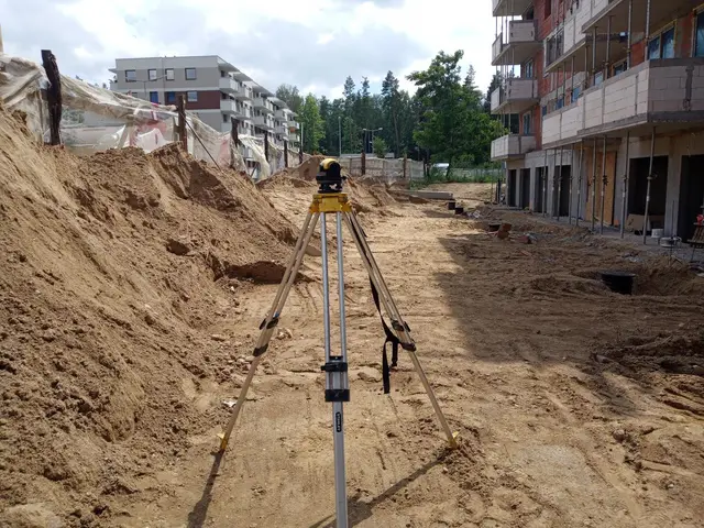 Budynek S17, 11.06.2024: Roboty zewnętrzne związane z wykonaniem kanalizacji deszczowej.