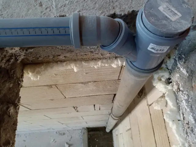 Budynek S17, 20.06.2024: Rozprowadzenie pionów kanalizacji sanitarnej w szachtach lokali mieszkalnych.