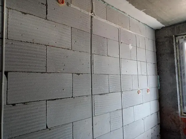 Budynek S17, 28.06.2024: Rozprowadzenie instalacji elektrycznych w lokalach mieszkalnych na parterze.