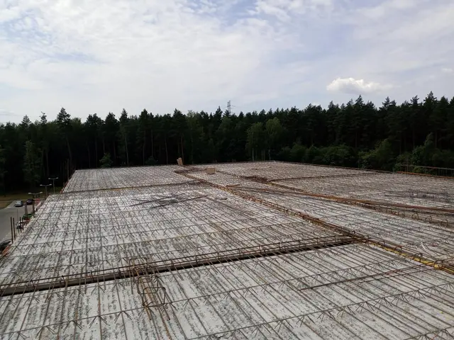 Budynek S17, 28.06.2024: Ułożenie płyt stropowych typu FILIGRAN - stropodach.