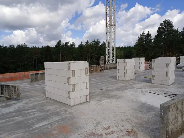 Budynek S17, 05.07.2024: Murowanie kominów.