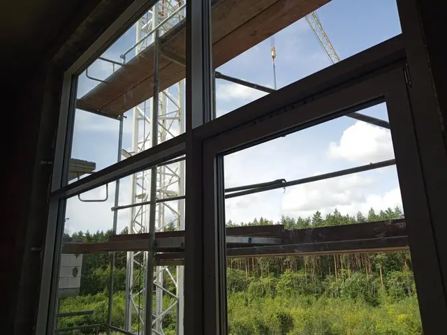 Budynek S17, 02.08.2024: Montaż fasady aluminiowej na klatce schodowej.