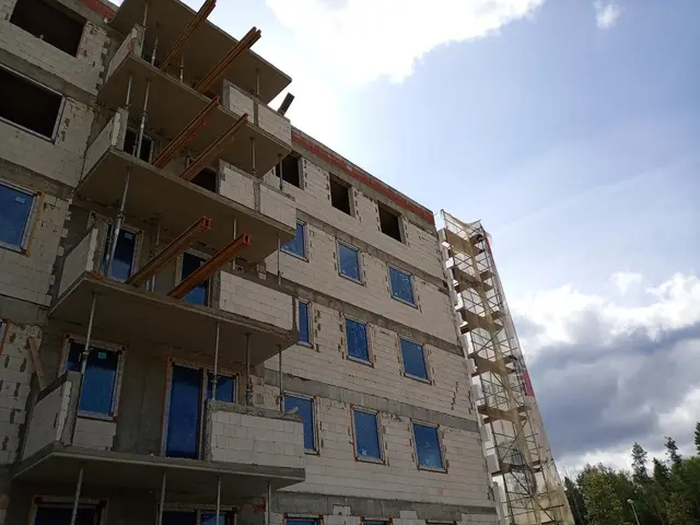 Budynek S17, 02.08.2024: Montaż stolarki okiennej na trzecim piętrze.