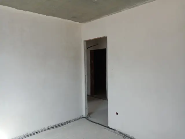 Budynek S17, 30.07.2024: Tynkowanie ścian w lokalach mieszkalnych na parterze.