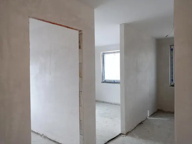 Budynek S17, 19.08.2024: Tynkowanie ścian w lokalach mieszkalnych na pierwszym piętrze.