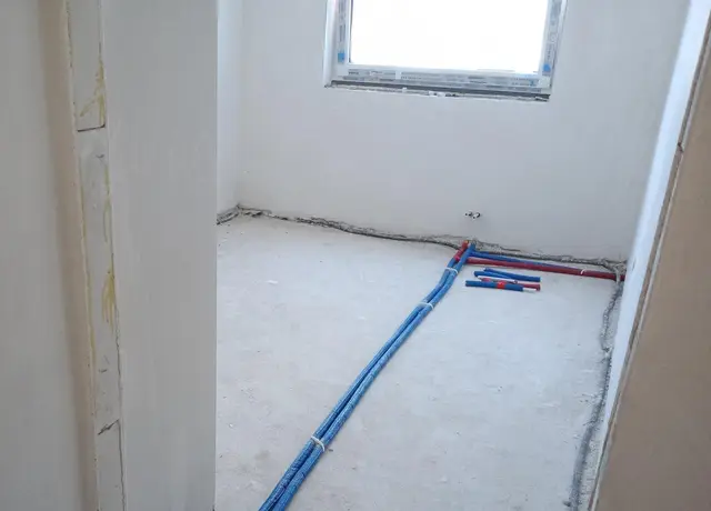 Budynek S17, 23.08.2024: Rozprowadzanie instalacji wodnej w lokalach mieszkalnych na parterze.