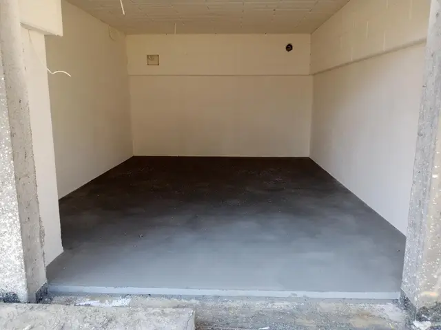 Budynek S17, 03.09.2024: Wykonanie podkładów pod posadzki w garażach indywidualnych.