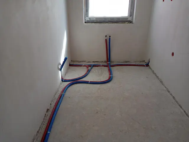 Budynek S17, 20.09.2024: Rozprowadzenie instalacji podposadzkowych w lokalach mieszkalnych na drugim piętrze.
