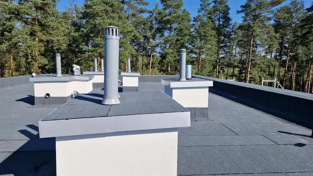 Budynek S17, 20.09.2024: Wykonanie warstw izolacyjnych stropodachu, wykończenie kominów.