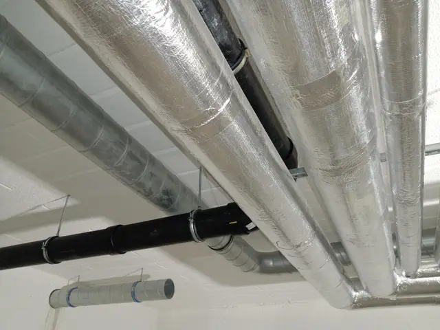 Budynek S17, 11.10.2024: Montaż poziomów instalacji na kondygnacji podziemnej.