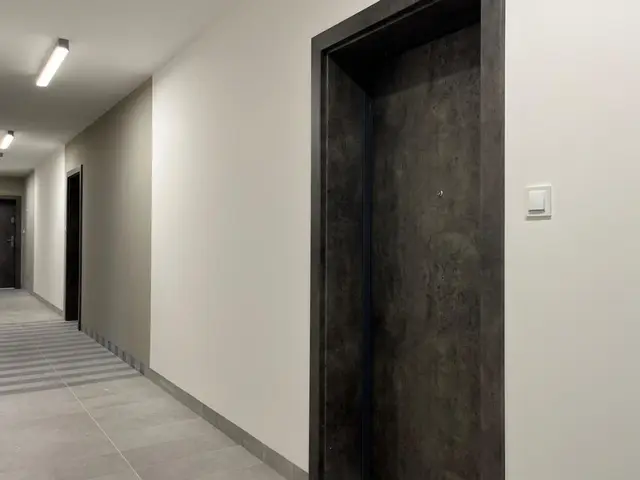 Budynek S17, 24.01.2025: Realizacja projektu aranżacji części wspólnych - korytarz.